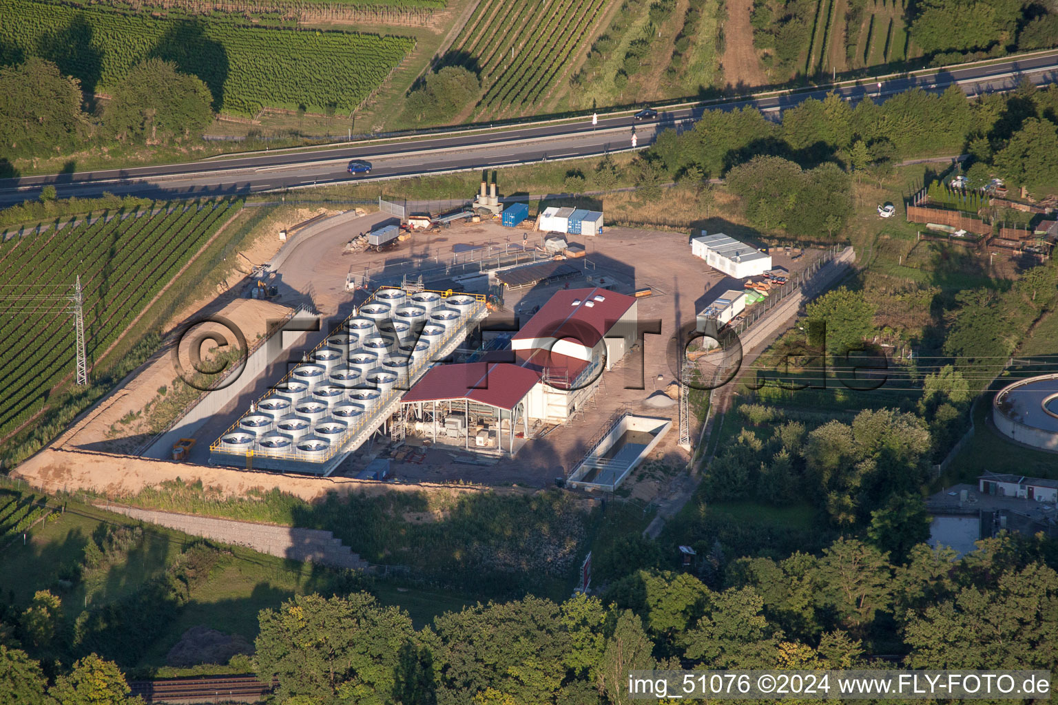 Baustelle des Erdwärmekraftwerkes des Heizkraftwerkes Geothermie an der A65 in Insheim im Bundesland Rheinland-Pfalz, Deutschland vom Flugzeug aus