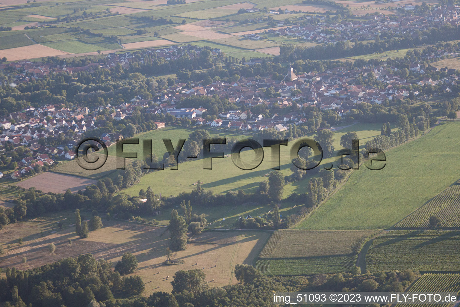 Ortsteil Billigheim in Billigheim-Ingenheim im Bundesland Rheinland-Pfalz, Deutschland aus der Drohnenperspektive