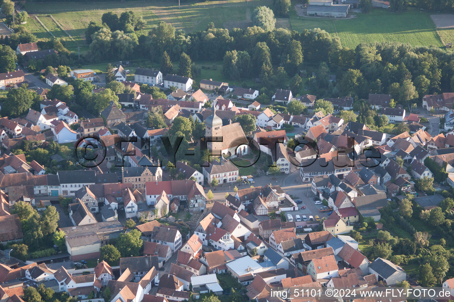 Ortsansicht der Straßen und Häuser der Wohngebiete im Ortsteil Billigheim in Billigheim-Ingenheim im Bundesland Rheinland-Pfalz, Deutschland