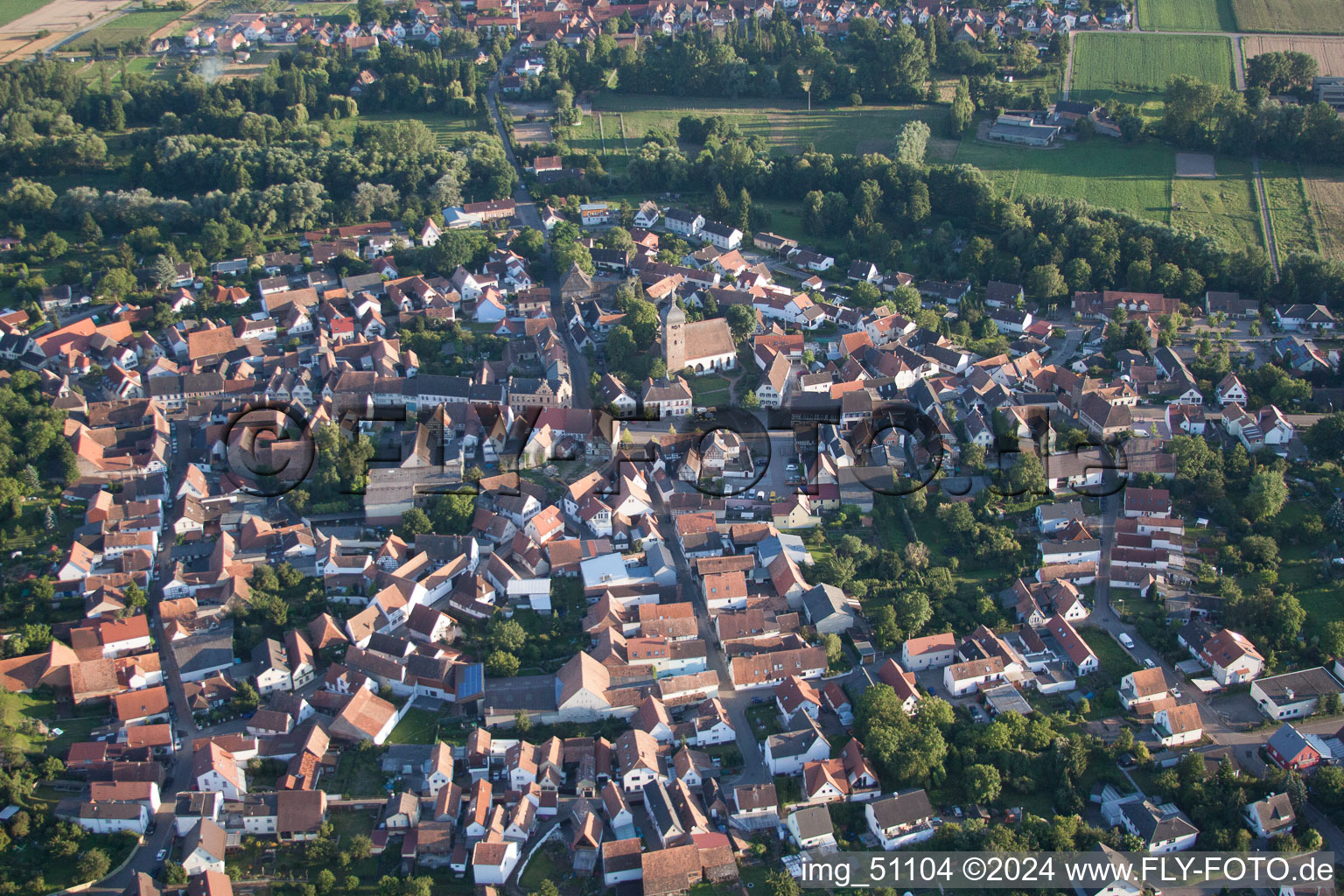 Luftaufnahme von Ortsansicht der Straßen und Häuser der Wohngebiete im Ortsteil Billigheim in Billigheim-Ingenheim im Bundesland Rheinland-Pfalz, Deutschland