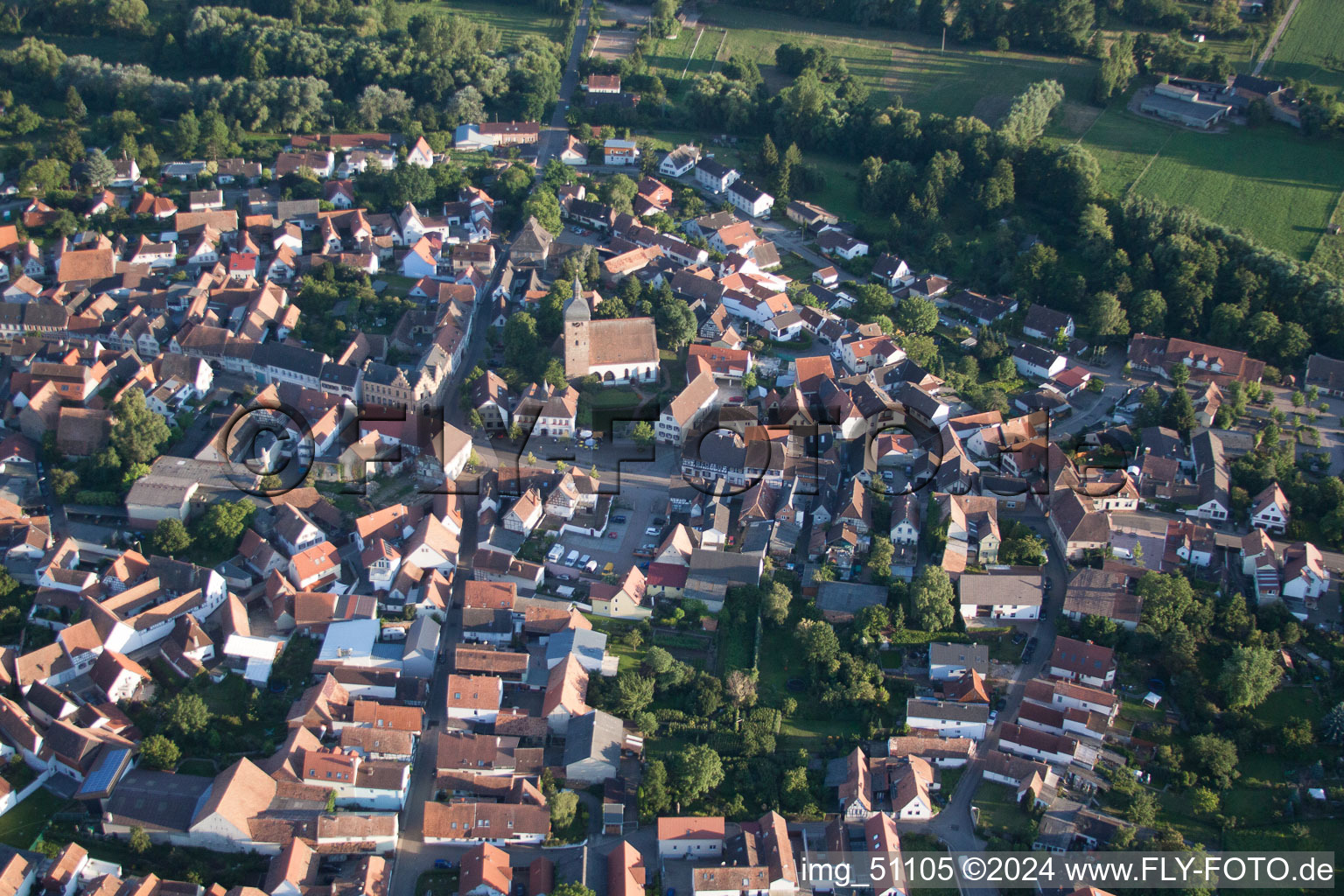Schrägluftbild von Ortsansicht der Straßen und Häuser der Wohngebiete im Ortsteil Ingenheim in Billigheim-Ingenheim im Bundesland Rheinland-Pfalz, Deutschland
