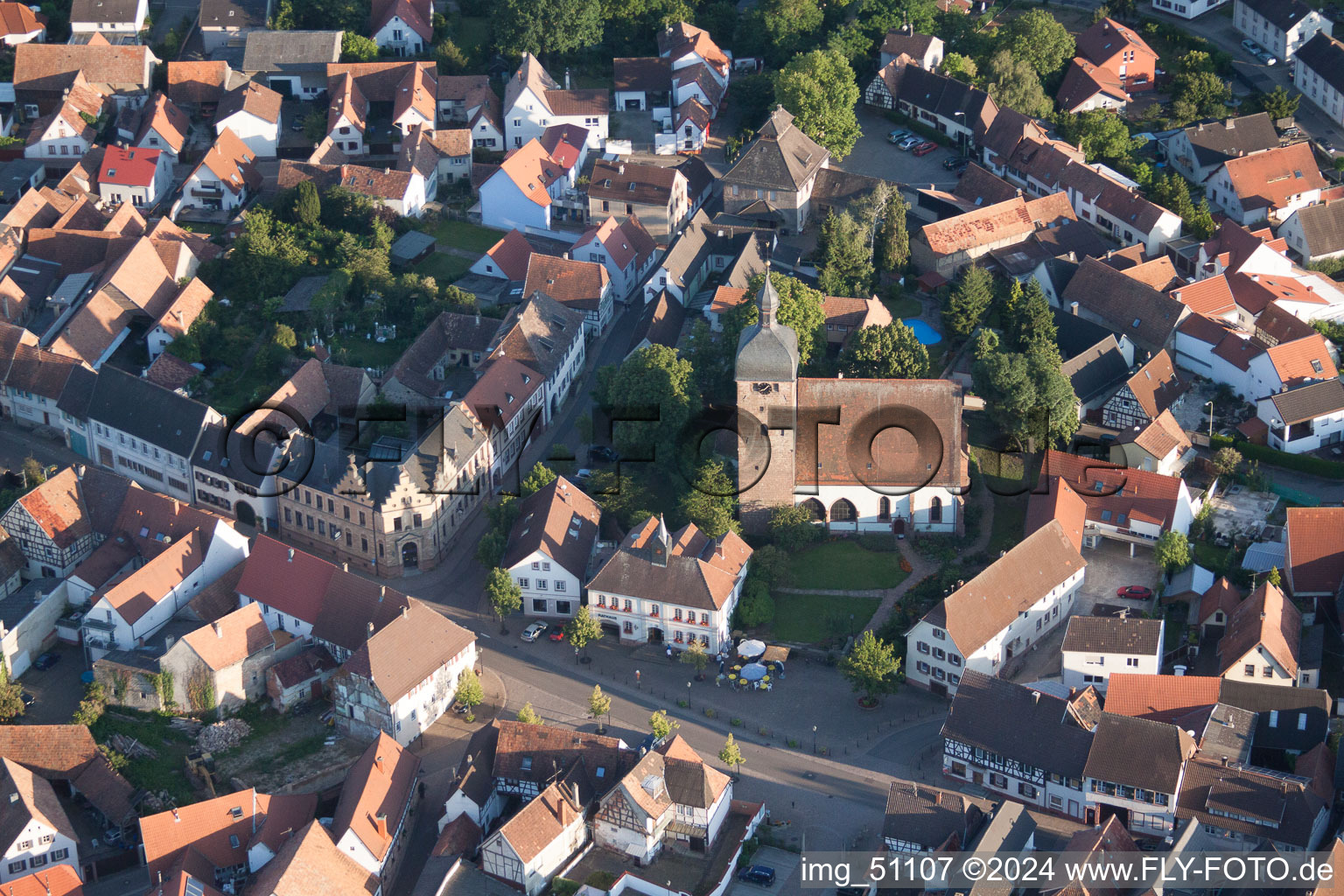 Schrägluftbild von Ortsansicht der Straßen und Häuser der Wohngebiete im Ortsteil Billigheim in Billigheim-Ingenheim im Bundesland Rheinland-Pfalz, Deutschland