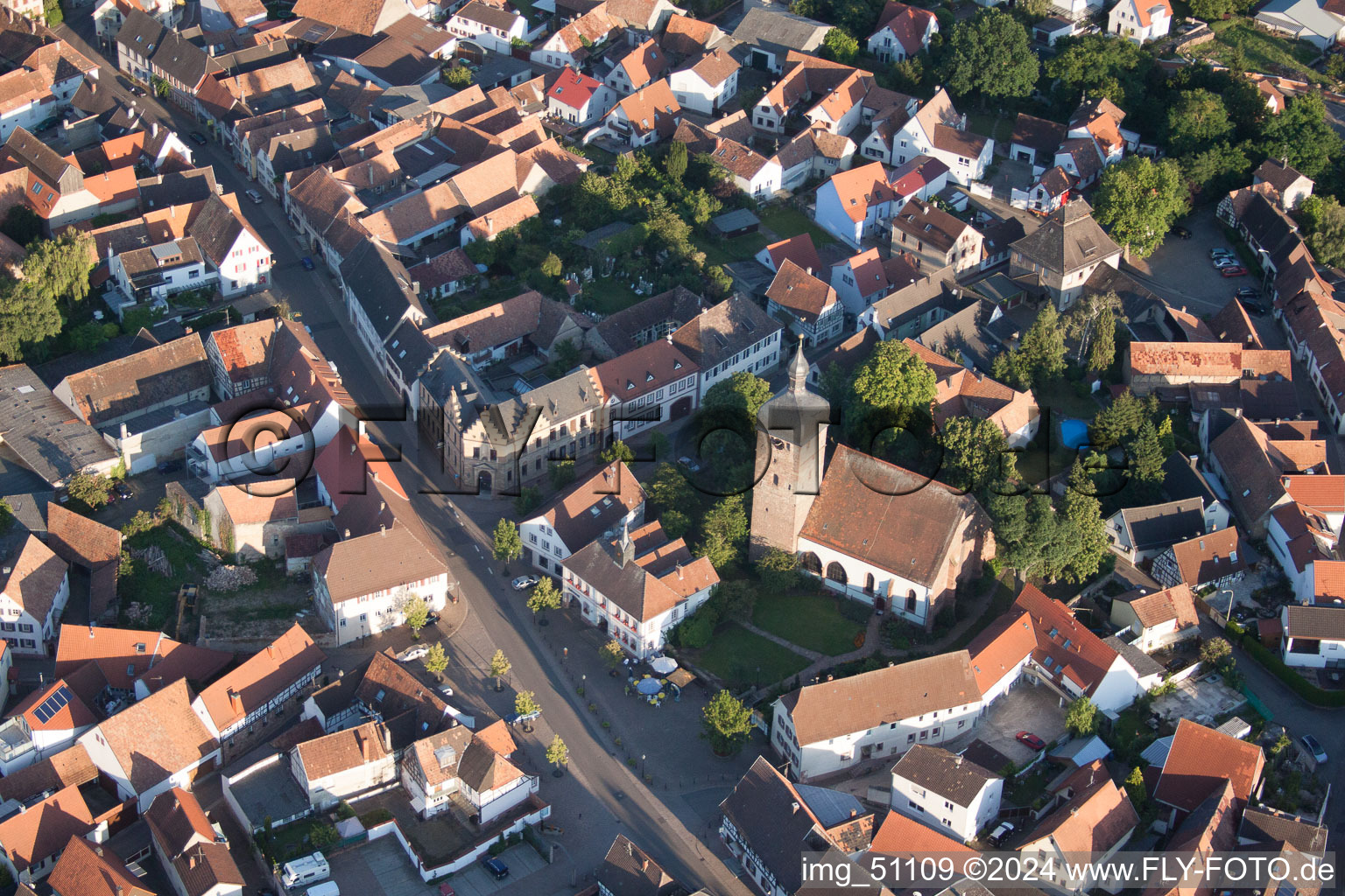 Ortsansicht der Straßen und Häuser der Wohngebiete im Ortsteil Billigheim in Billigheim-Ingenheim im Bundesland Rheinland-Pfalz, Deutschland aus der Luft
