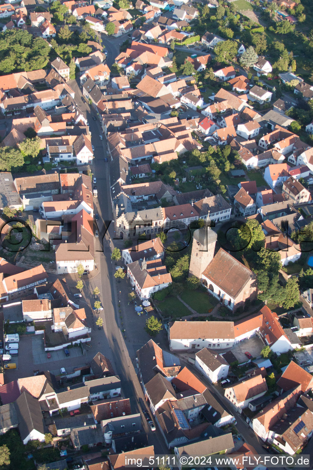 Ortsansicht der Straßen und Häuser der Wohngebiete im Ortsteil Billigheim in Billigheim-Ingenheim im Bundesland Rheinland-Pfalz, Deutschland von oben gesehen