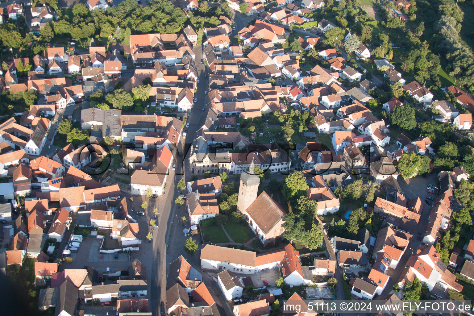 Ortsansicht der Straßen und Häuser der Wohngebiete im Ortsteil Billigheim in Billigheim-Ingenheim im Bundesland Rheinland-Pfalz, Deutschland vom Flugzeug aus