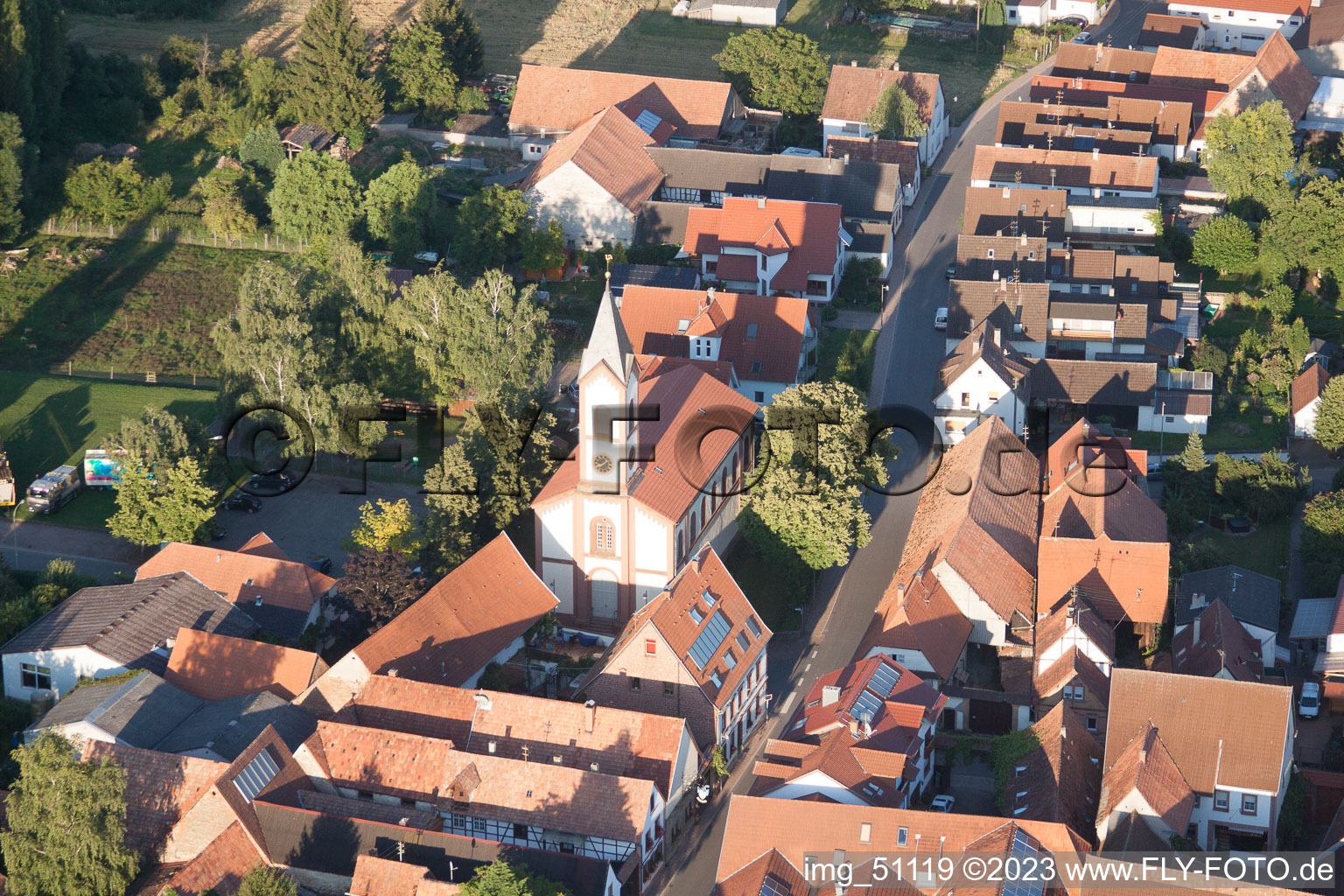 Ortsteil Mühlhofen in Billigheim-Ingenheim im Bundesland Rheinland-Pfalz, Deutschland aus der Drohnenperspektive