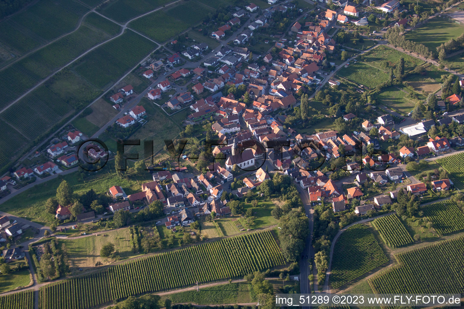 Ortsansicht der Straßen und Häuser der Wohngebiete in Pleisweiler-Oberhofen im Bundesland Rheinland-Pfalz, Deutschland