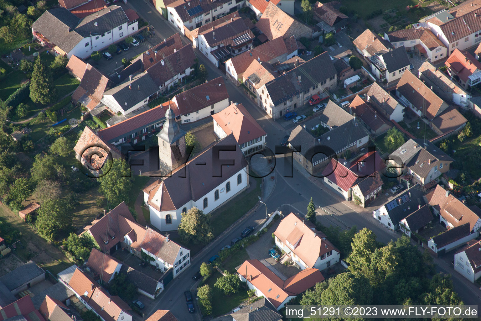 Luftbild von Kirche im Ortsteil Pleisweiler in Pleisweiler-Oberhofen im Bundesland Rheinland-Pfalz, Deutschland