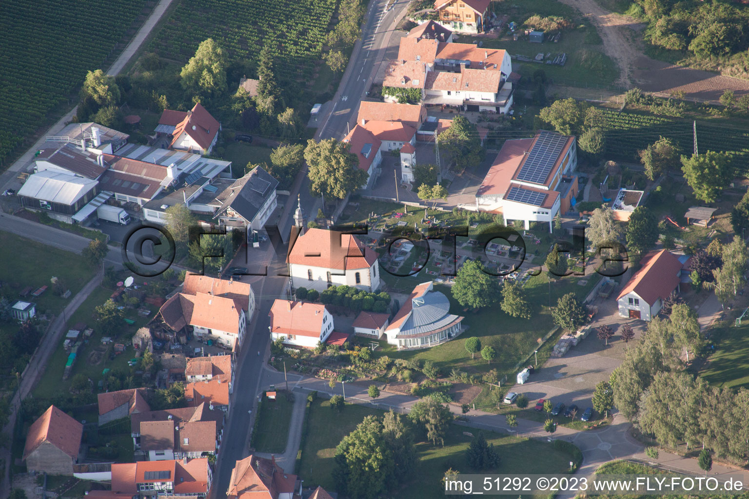 Drohnenaufname von Ortsteil Pleisweiler in Pleisweiler-Oberhofen im Bundesland Rheinland-Pfalz, Deutschland