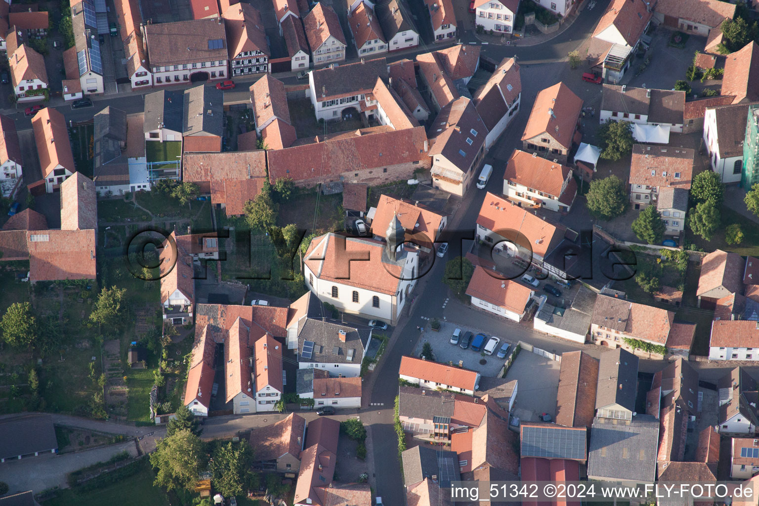 Luftbild von Kirchengebäude im Dorfkern in Göcklingen im Bundesland Rheinland-Pfalz, Deutschland