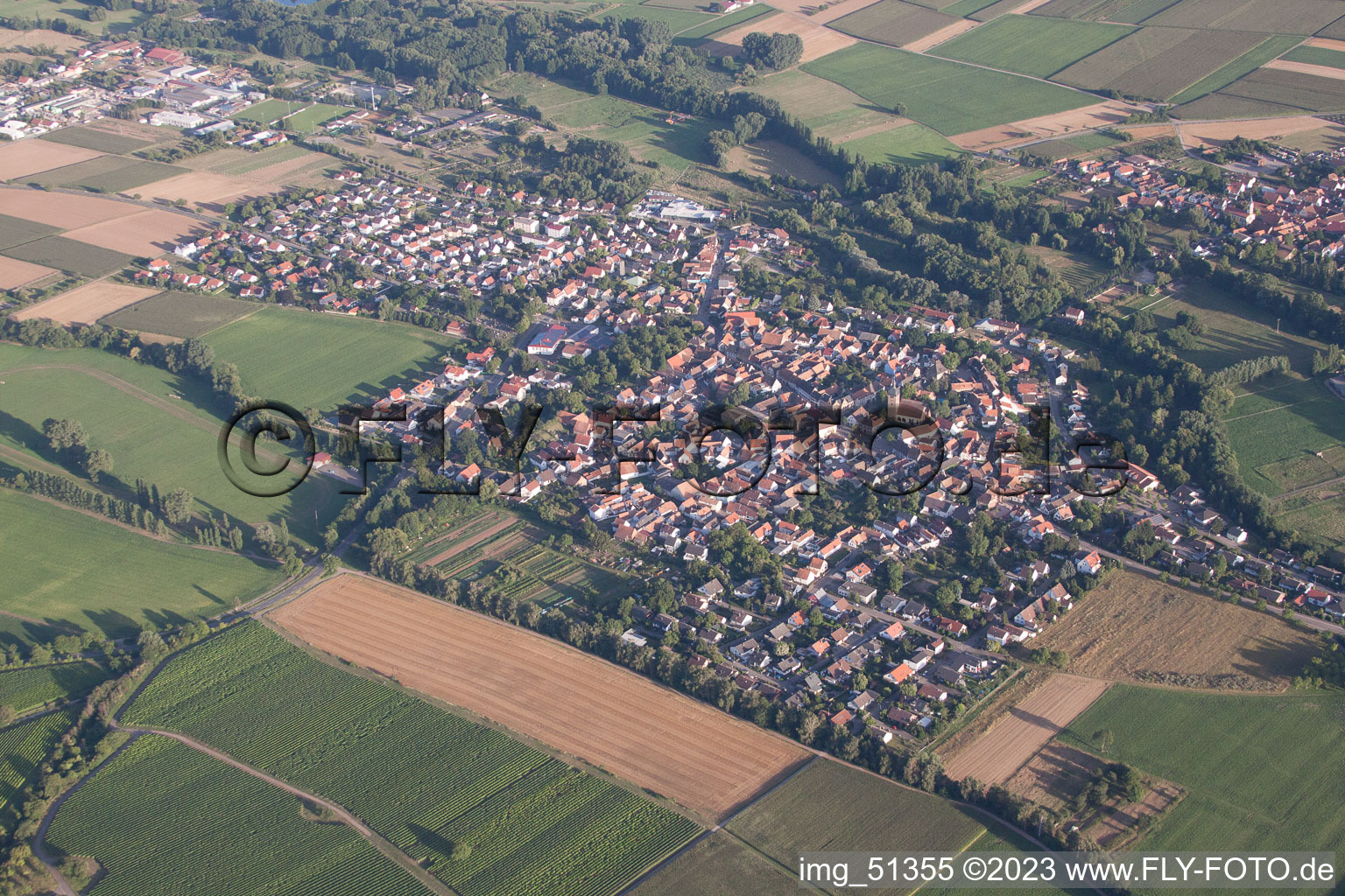 Drohnenbild von Ortsteil Billigheim in Billigheim-Ingenheim im Bundesland Rheinland-Pfalz, Deutschland