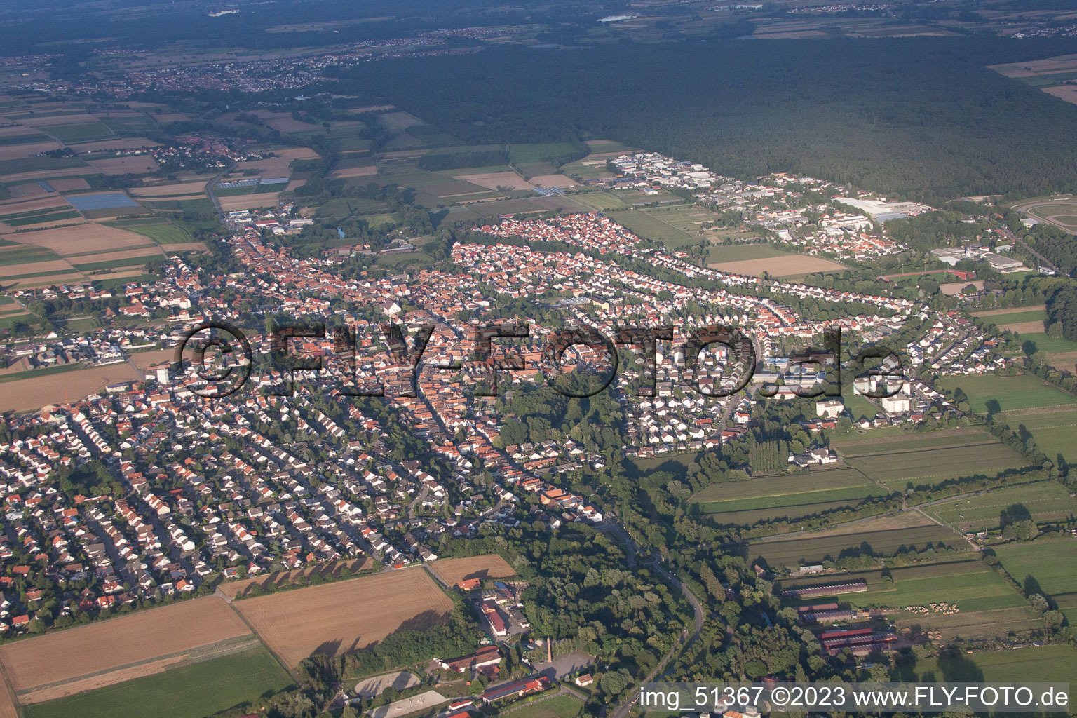 Herxheim von Nordwesten in Herxheim bei Landau/Pfalz im Bundesland Rheinland-Pfalz, Deutschland