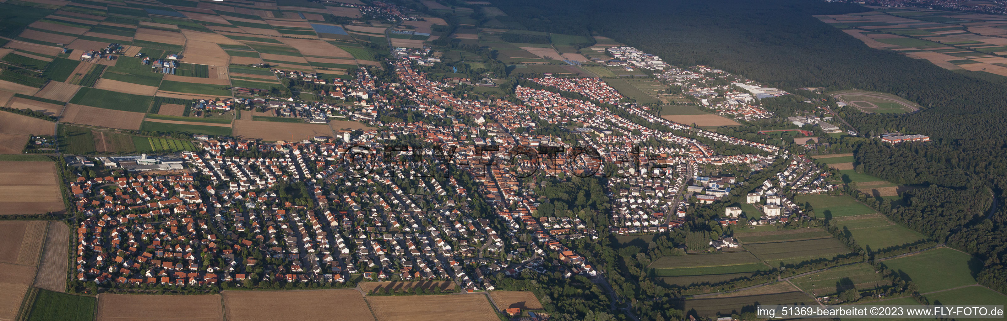 Herxheim von Westen in Herxheim bei Landau/Pfalz im Bundesland Rheinland-Pfalz, Deutschland