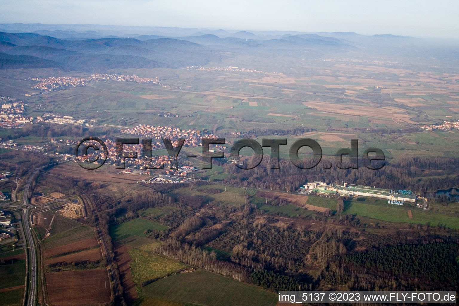 Altenstadt(Elsaß) im Bundesland Bas-Rhin, Frankreich von der Drohne aus gesehen