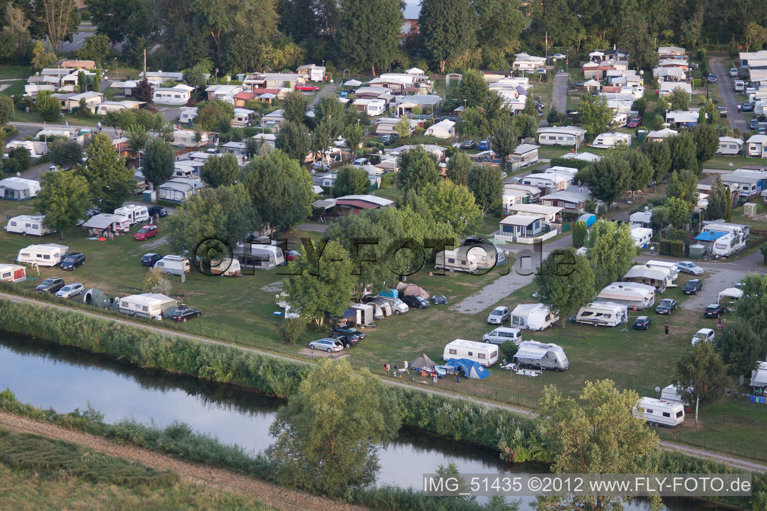 Schrägluftbild von Rülzheim, Campingplatz im Bundesland Rheinland-Pfalz, Deutschland