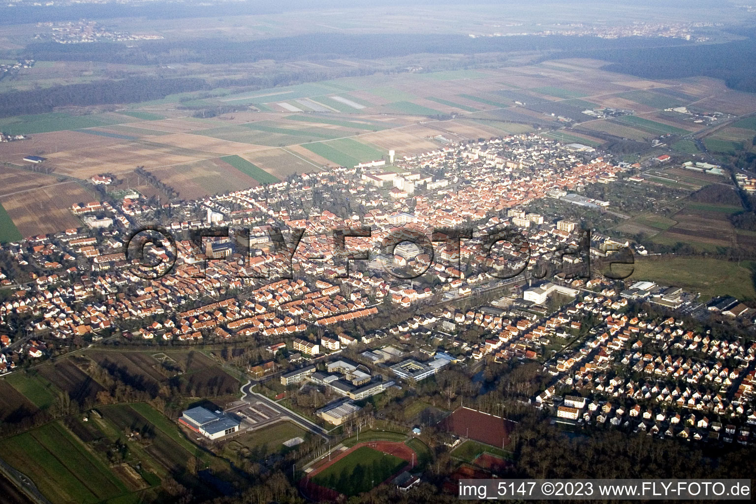 Kandel von Südwesten im Bundesland Rheinland-Pfalz, Deutschland aus der Drohnenperspektive