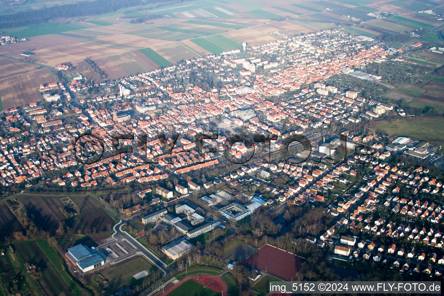 Schrägluftbild von Ortsansicht der Straßen und Häuser der Wohngebiete in Kandel im Bundesland Rheinland-Pfalz, Deutschland
