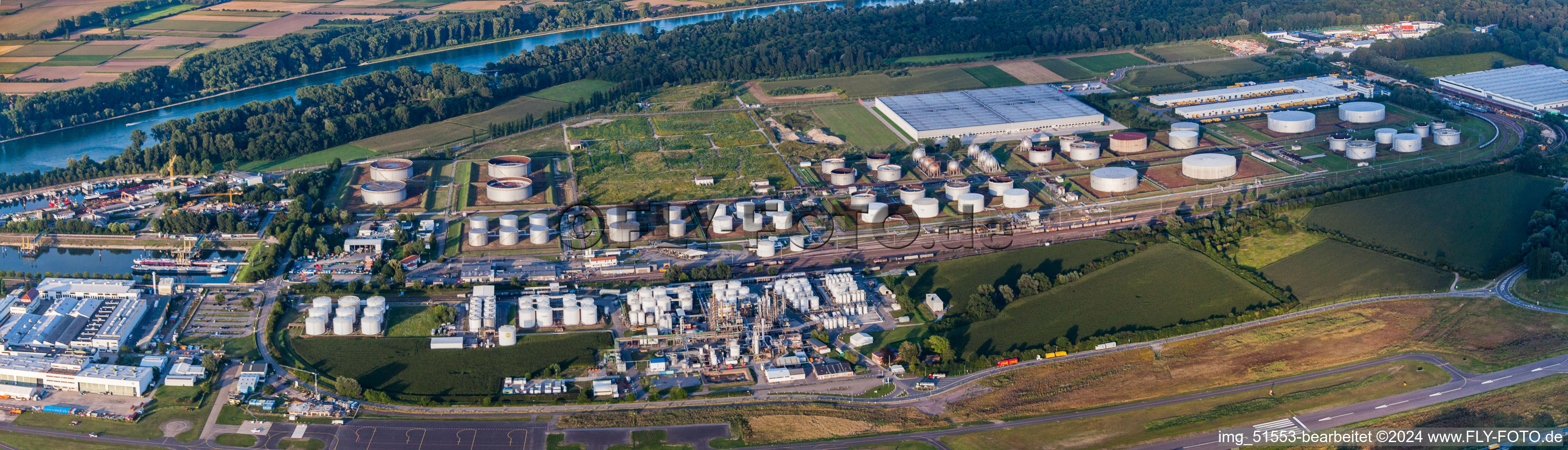 Luftbild von Panorama des Mineralöl - Hochtanklager Tanquid am Flugplatz in Speyer im Bundesland Rheinland-Pfalz, Deutschland