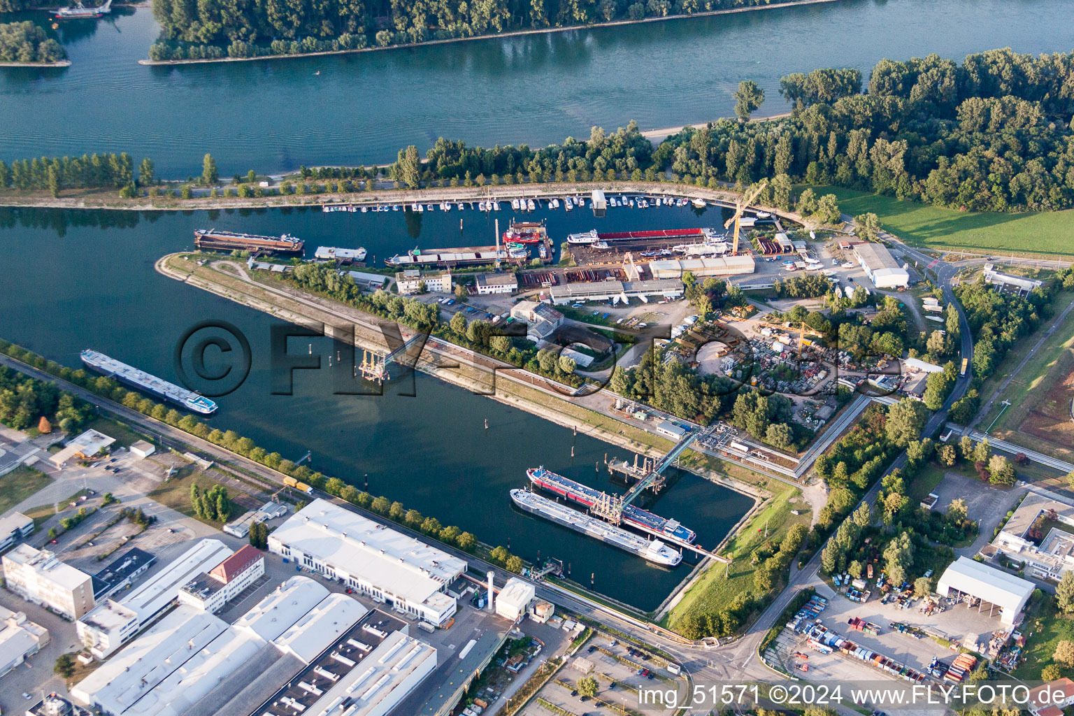 Luftbild von Kaianlagen und Schiffs- Anlegestellen am Hafenbecken des Neuen Hafen am Rhein in Speyer im Bundesland Rheinland-Pfalz, Deutschland