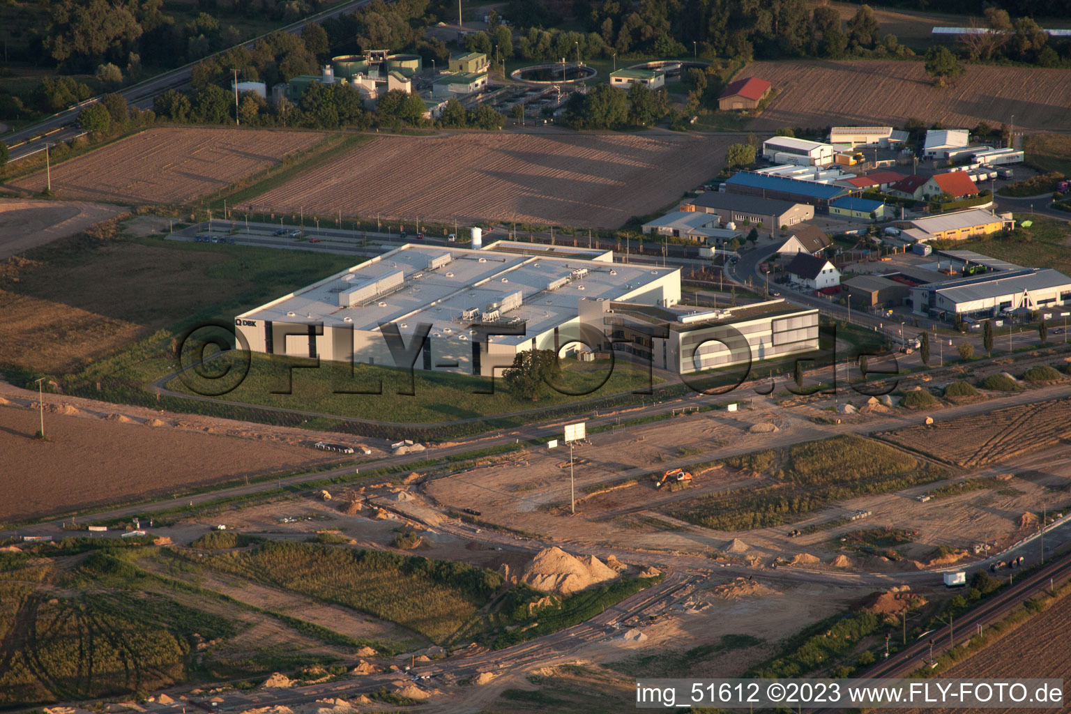 Rülzheim, Gewerbegebiet Nord, DBK Neubau im Bundesland Rheinland-Pfalz, Deutschland von der Drohne aus gesehen