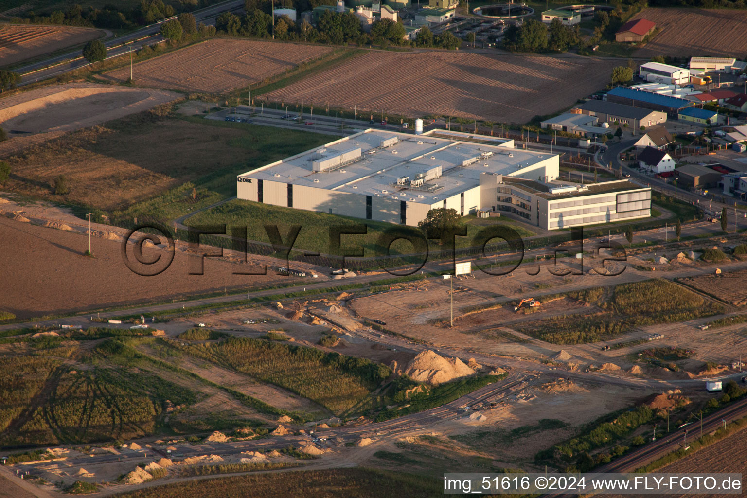 Schrägluftbild von Rülzheim, Gewerbegebiet Nord, DBK Neubau im Bundesland Rheinland-Pfalz, Deutschland