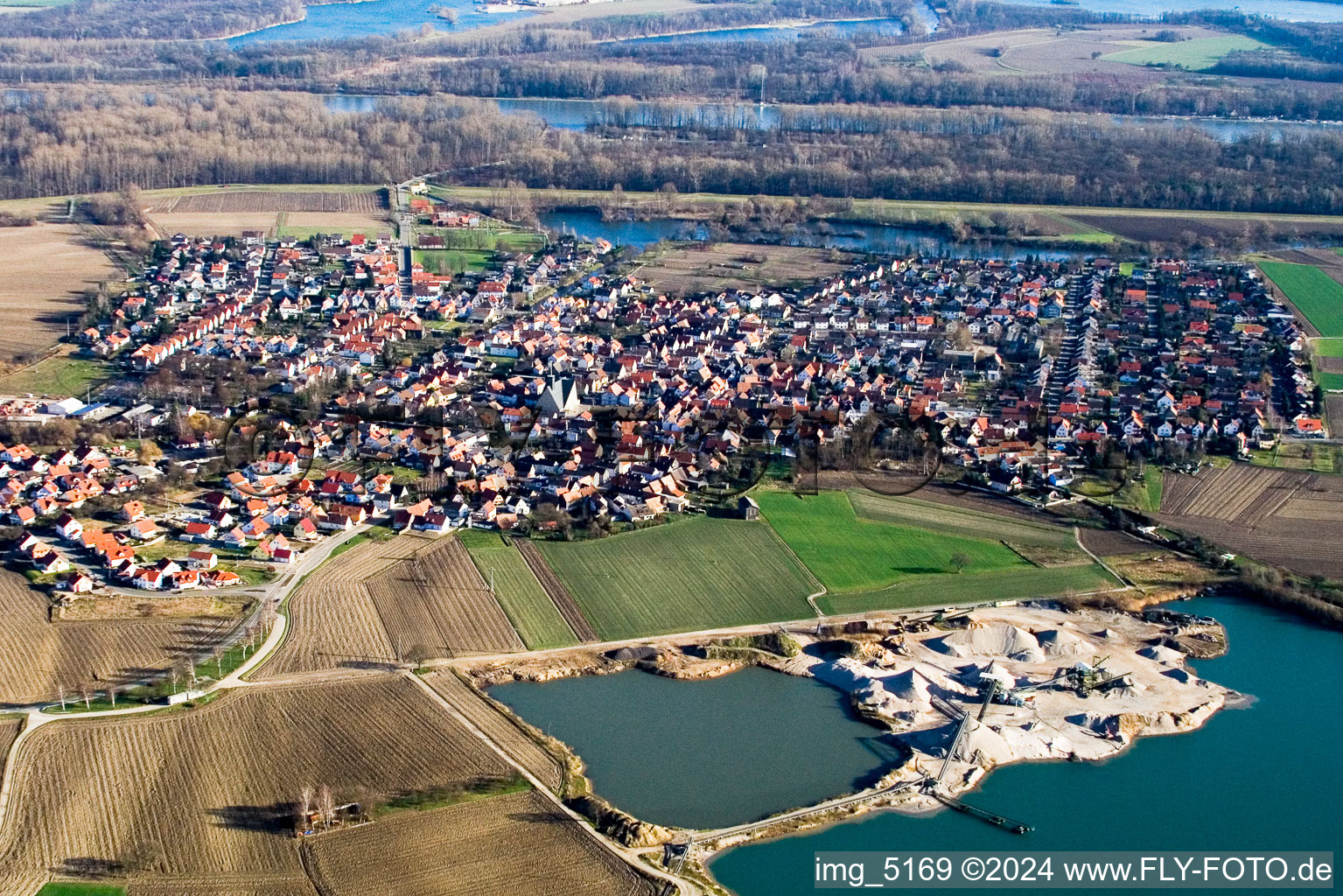 Luftaufnahme von Dorf - Ansicht am Rande von landwirtschaftlichen Feldern und Nutzflächen in Leimersheim im Bundesland Rheinland-Pfalz, Deutschland