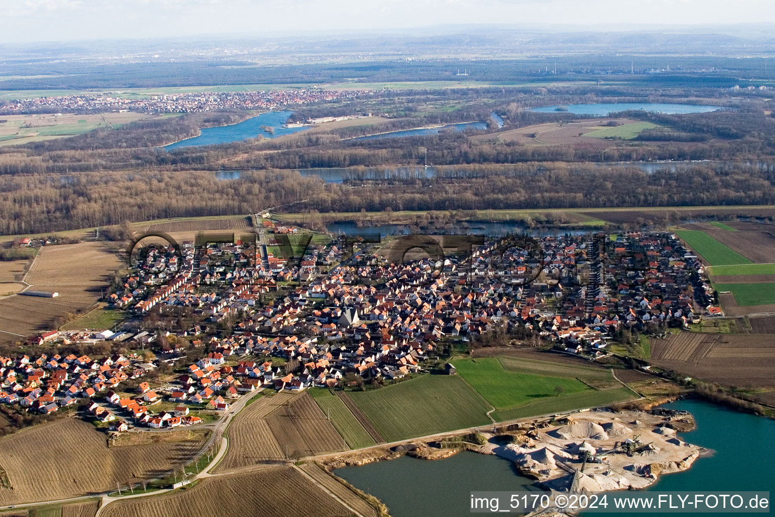 Schrägluftbild von Dorf - Ansicht am Rande von landwirtschaftlichen Feldern und Nutzflächen in Leimersheim im Bundesland Rheinland-Pfalz, Deutschland