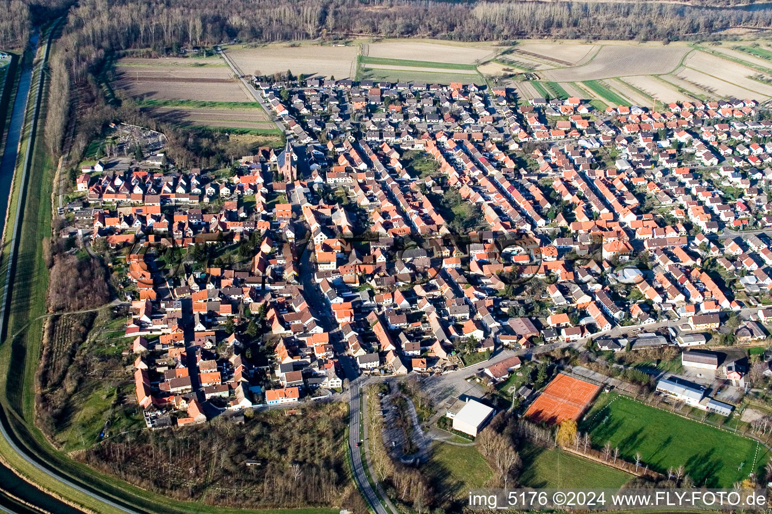 Ortsansicht der Straßen und Häuser der Wohngebiete im Ortsteil Liedolsheim in Dettenheim im Bundesland Baden-Württemberg, Deutschland