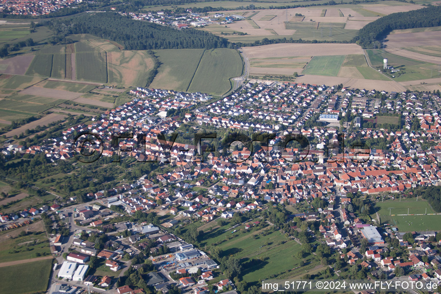 Dorf - Ansicht am Rande von landwirtschaftlichen Feldern und Nutzflächen in Dettenheim im Bundesland Baden-Württemberg, Deutschland