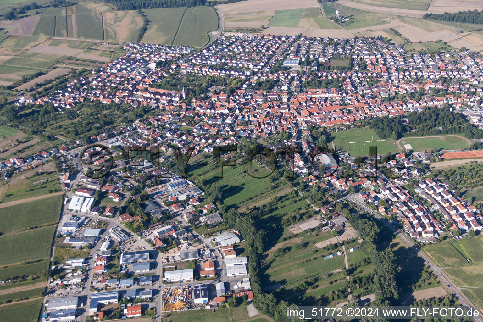 Luftbild von Ortsansicht der Straßen und Häuser der Wohngebiete im Ortsteil Liedolsheim in Dettenheim im Bundesland Baden-Württemberg, Deutschland
