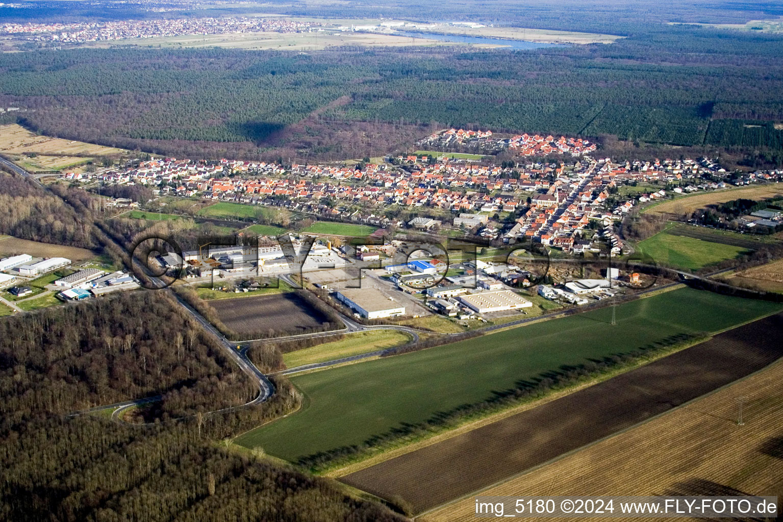 Luftbild von Ortsansicht der Straßen und Häuser der Wohngebiete im Ortsteil Huttenheim in Philippsburg im Bundesland Baden-Württemberg, Deutschland