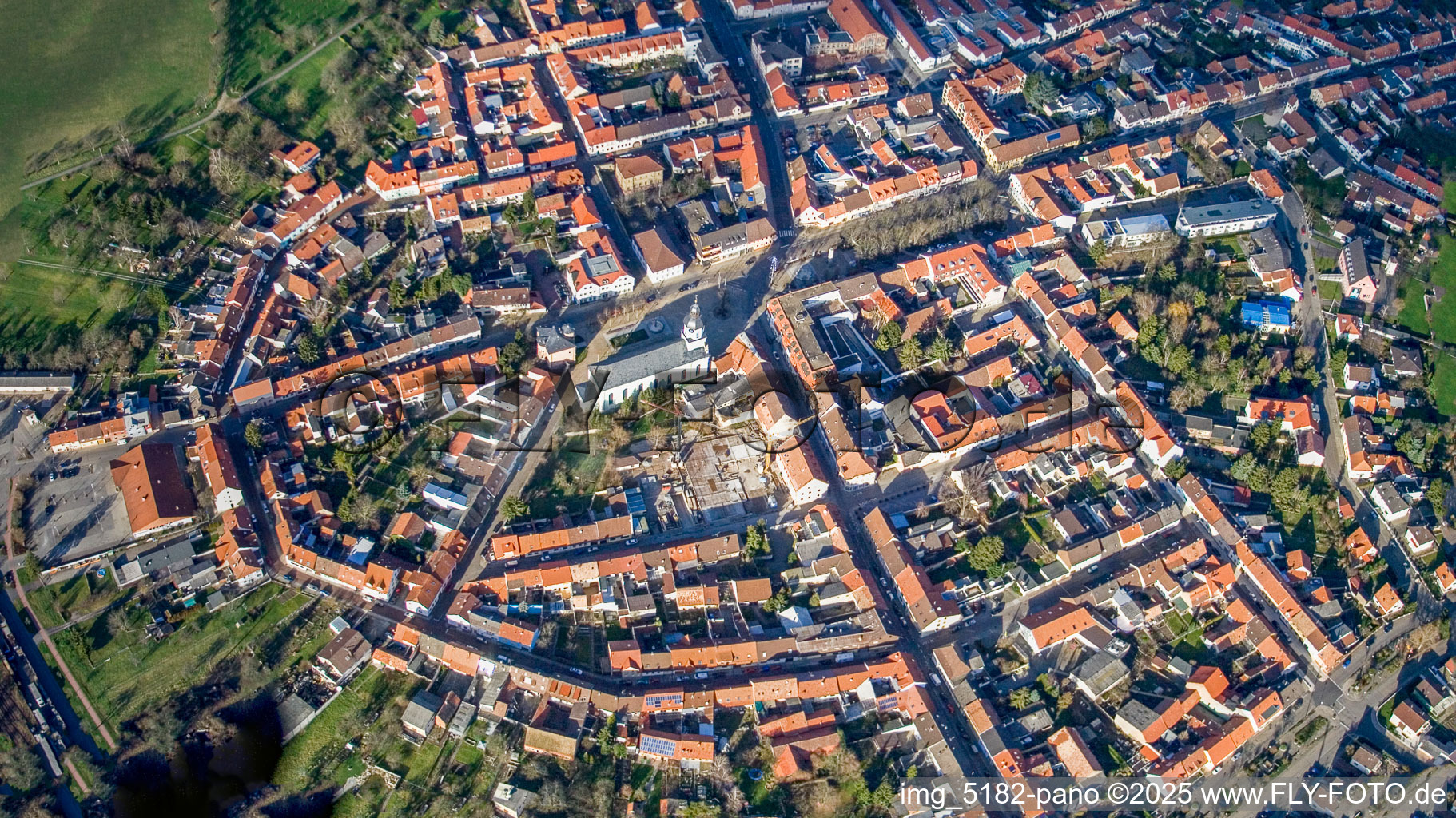 Rote-Tor-Straße x Schloßstraße mit Kirche St. Maria in Philippsburg im Bundesland Baden-Württemberg, Deutschland
