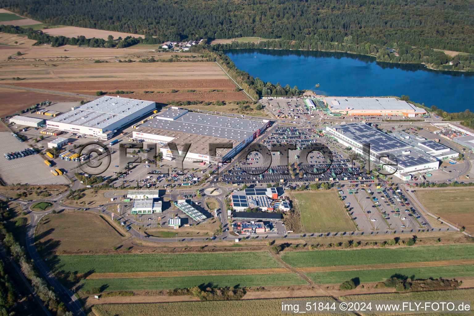 Luftbild von Gebäude des Einkaufszentrum Globus Wiesental, Roller Möbel - Waghäusel in Wiesental im Bundesland Baden-Württemberg, Deutschland