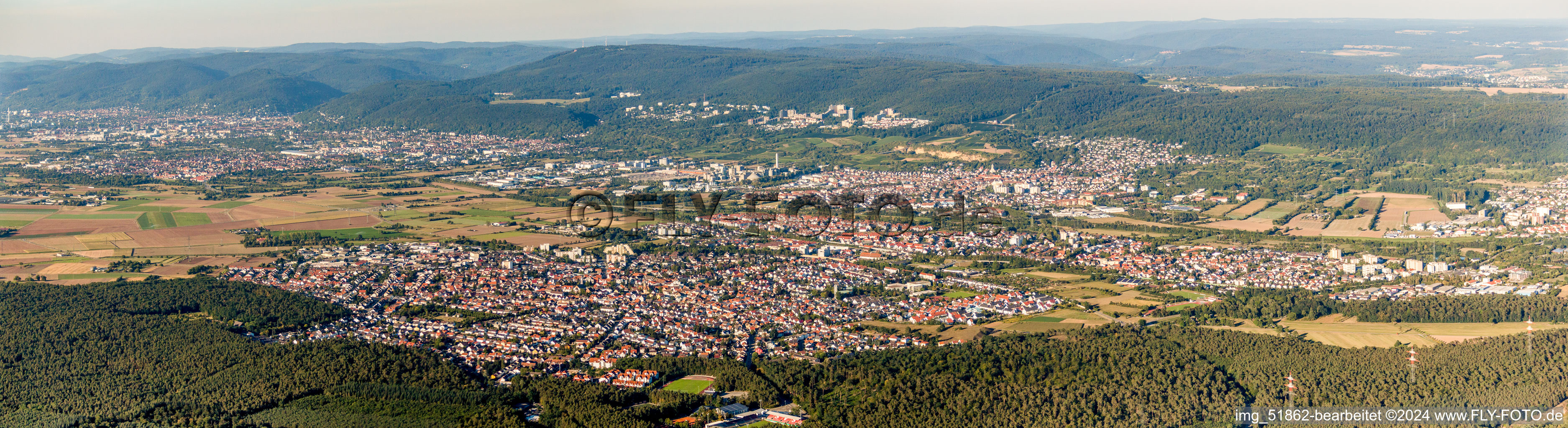 Panorama Ortsansicht der Straßen und Häuser der Wohngebiete in Sandhausen im Bundesland Baden-Württemberg, Deutschland
