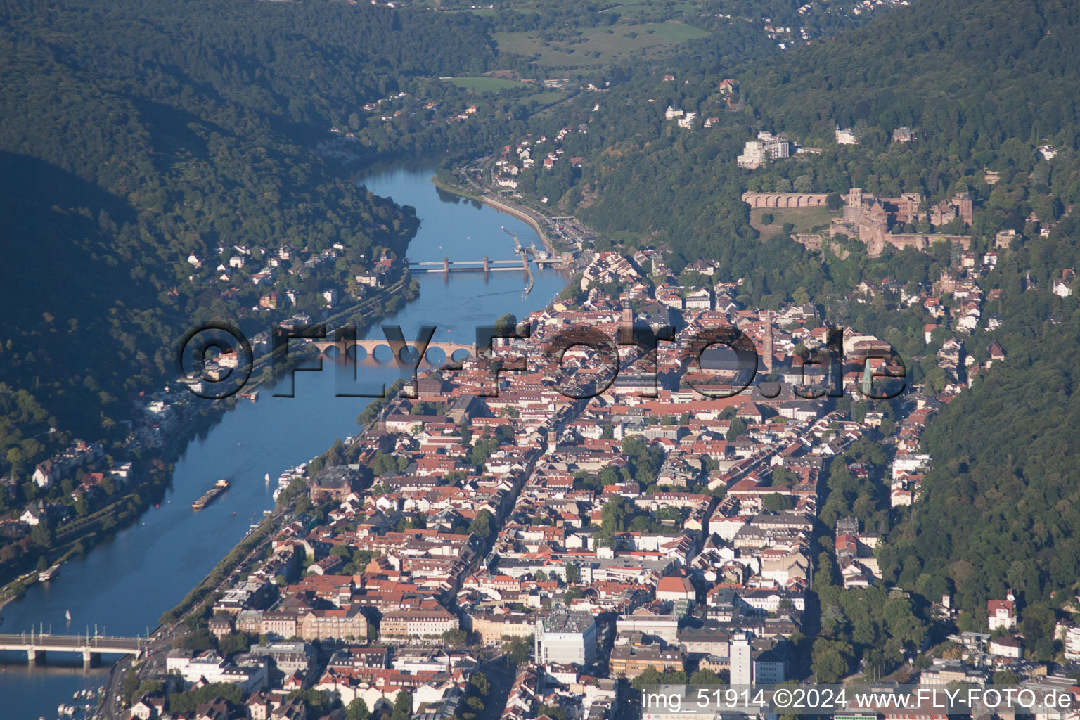 Ortskern am Uferbereich des Neckar im Neckartal - Flußverlaufes in Heidelberg im Ortsteil Voraltstadt im Bundesland Baden-Württemberg, Deutschland