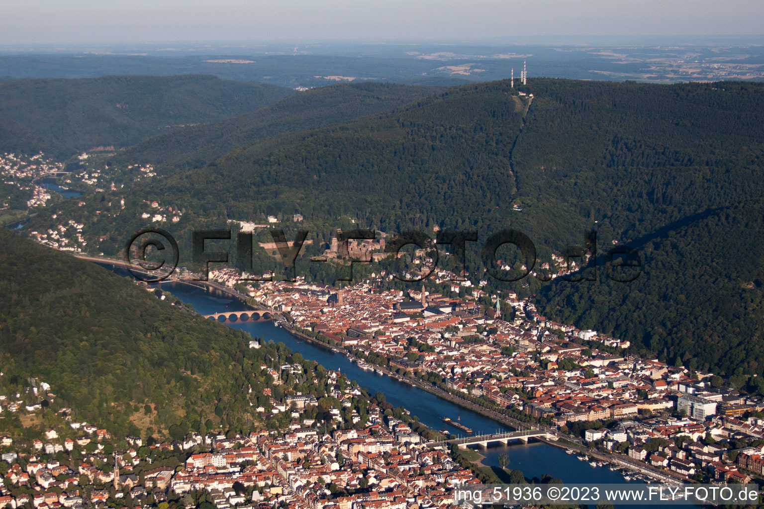 Luftaufnahme von Ortskern am Uferbereich des Neckar im Neckartal - Flußverlaufes in Heidelberg im Ortsteil Voraltstadt im Bundesland Baden-Württemberg, Deutschland