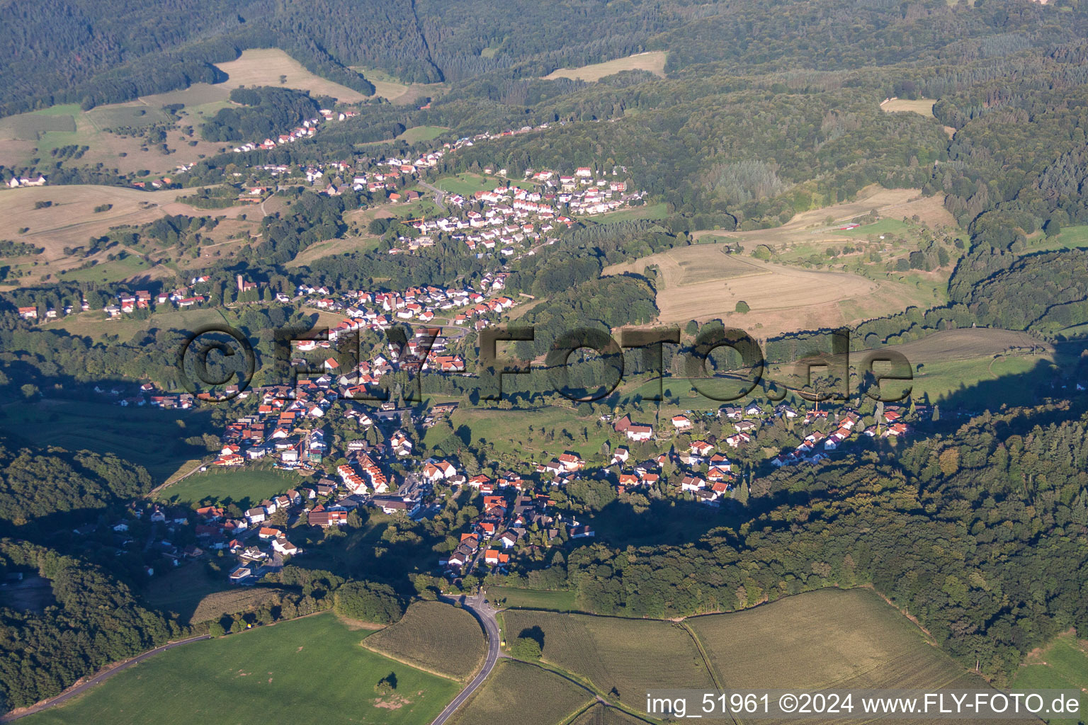 Luftbild von Dorf - Ansicht am Rande von landwirtschaftlichen Feldern und Nutzflächen im Ortsteil Oberflockenbach in Weinheim im Bundesland Baden-Württemberg, Deutschland