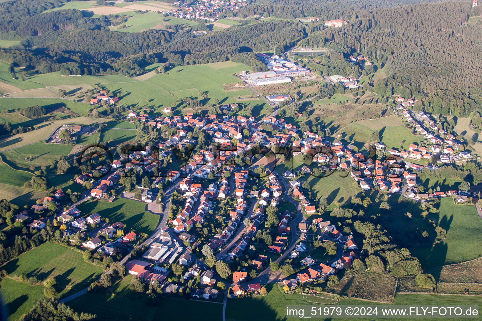 Luftbild von Dorfansicht im Ortsteil Ober-Abtsteinach im Bundesland Hessen, Deutschland