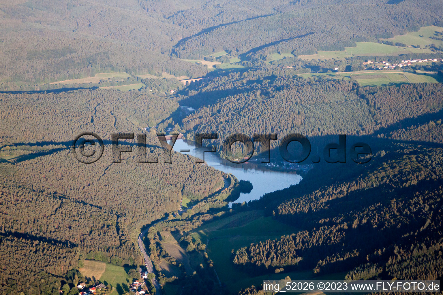 Luftaufnahme von Marbachstausee im Ortsteil Hetzbach in Oberzent im Bundesland Hessen, Deutschland
