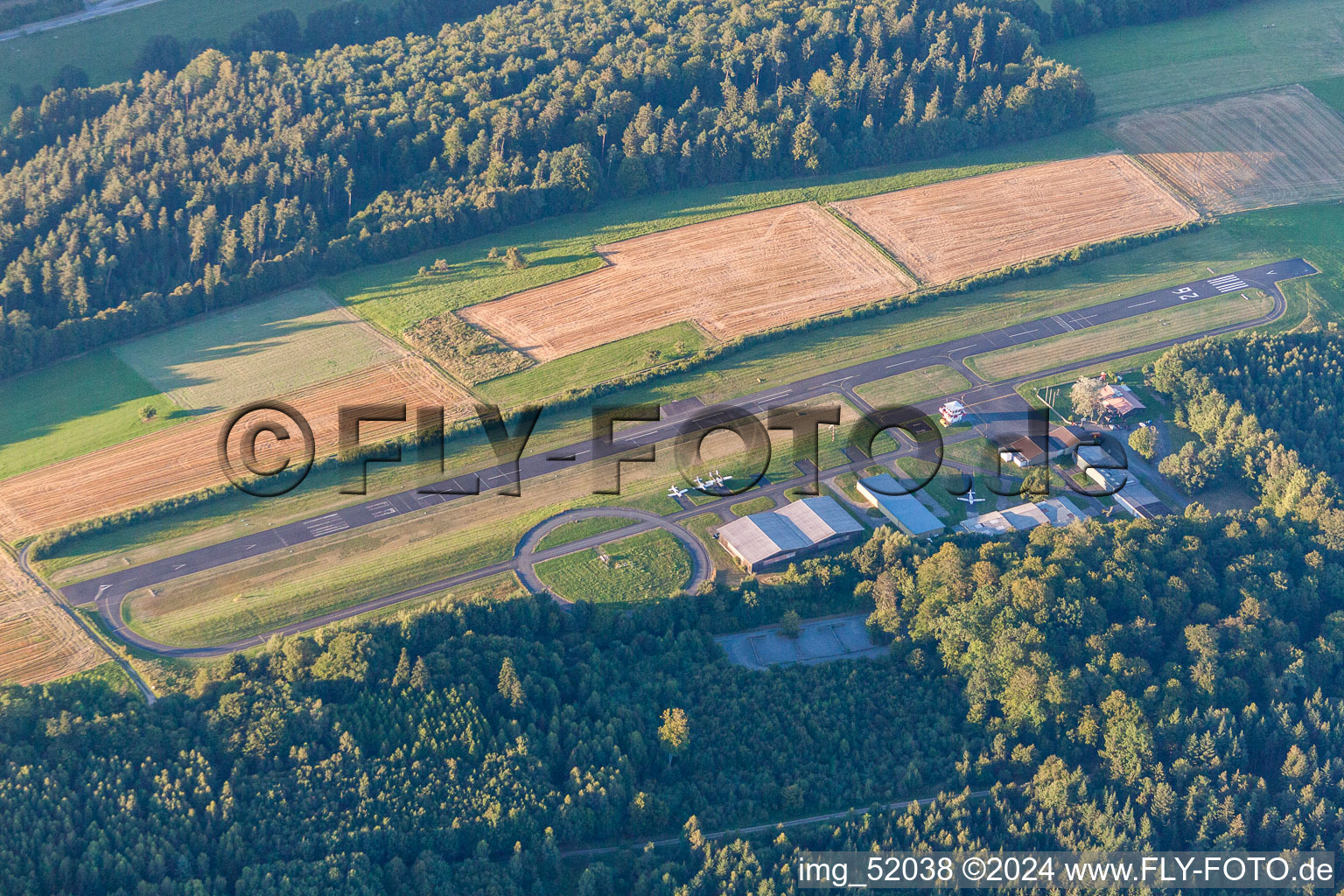 Start- und Landebahn mit Rollfeldgelände des Flugplatz des Aero-Club Odenwald e.V. in Michelstadt im Ortsteil Steinbuch im Bundesland Hessen, Deutschland