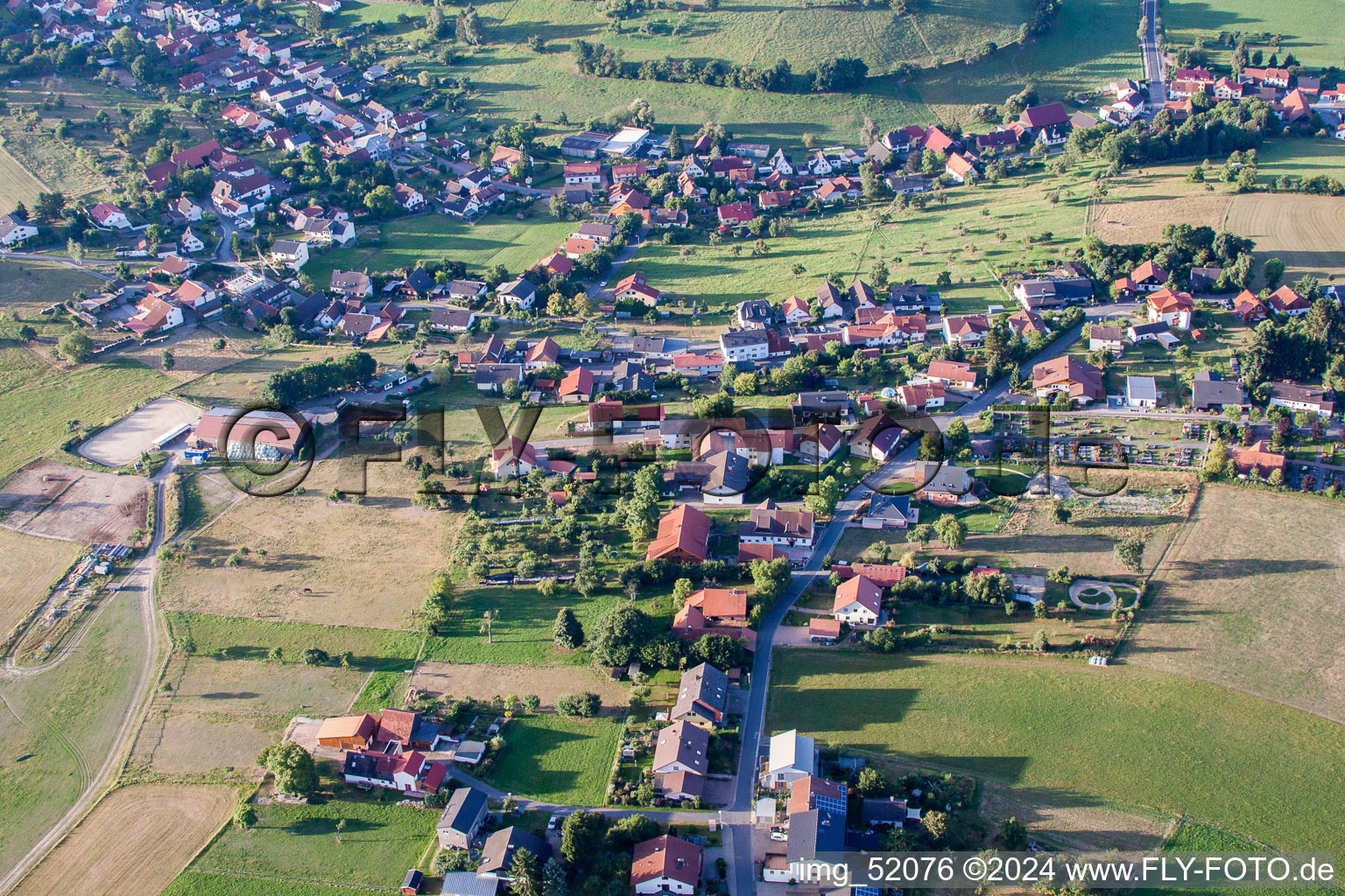 Dorf - Ansicht am Rande von landwirtschaftlichen Feldern und Nutzflächen in Würzberg im Bundesland Hessen, Deutschland von oben gesehen