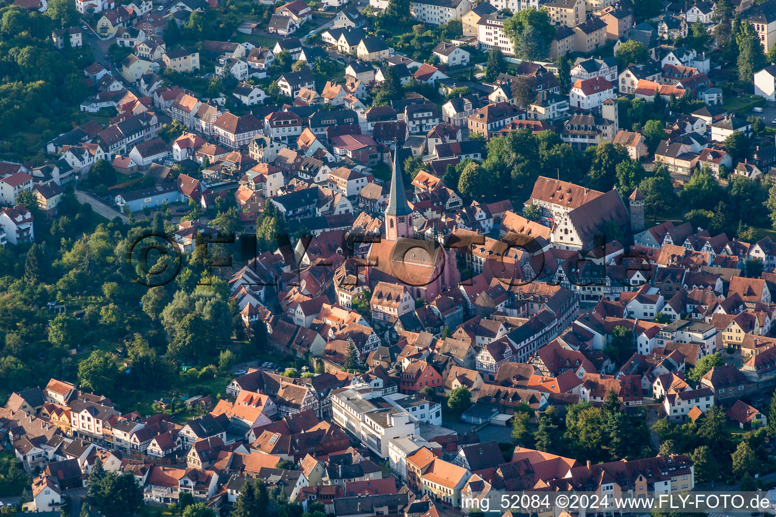 Kirchengebäude Einhardsbasilika im Altstadt- Zentrum der Innenstadt im Ortsteil Steinbach in Michelstadt im Bundesland Hessen, Deutschland