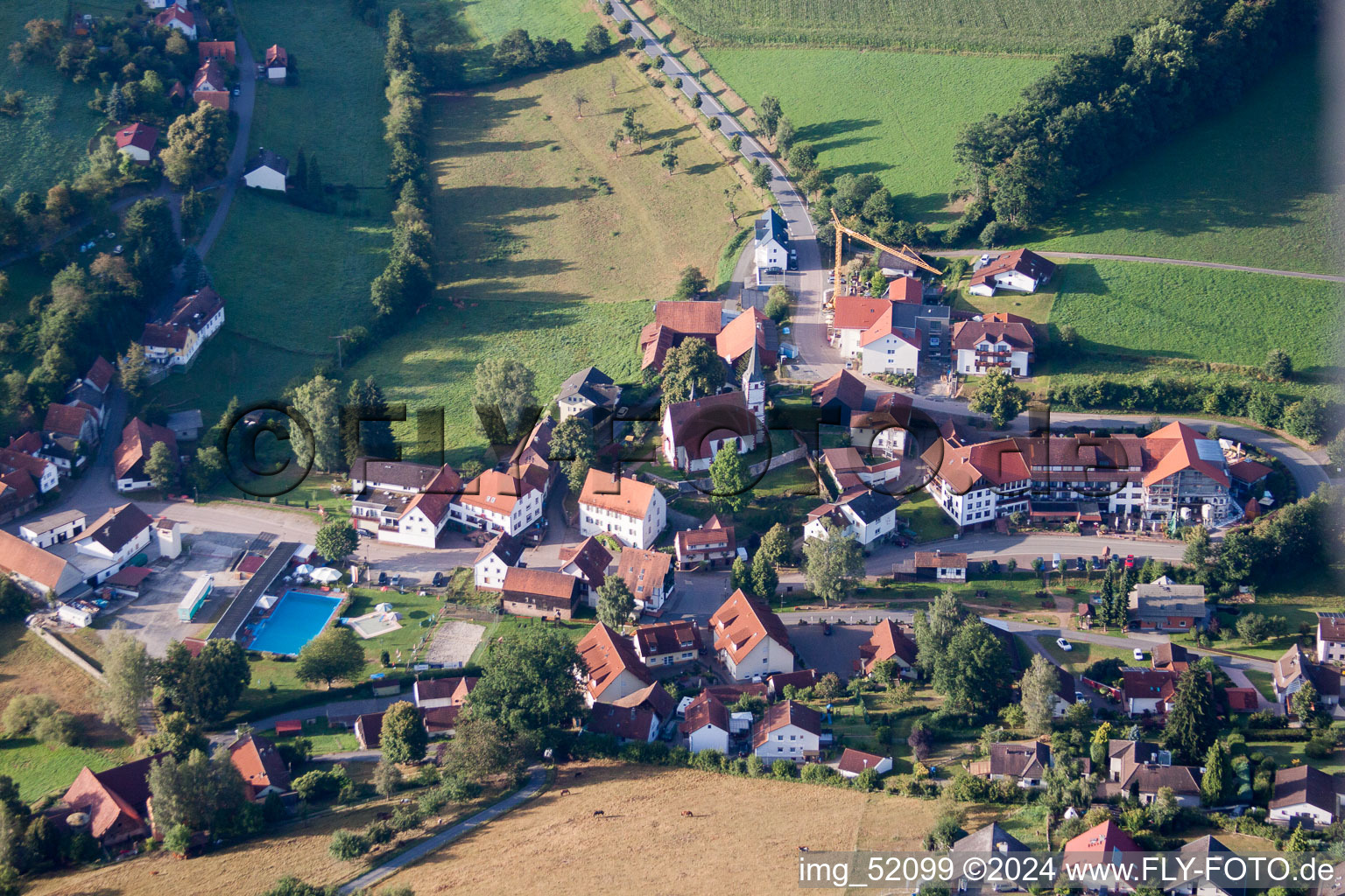 Luftbild von Dorf - Ansicht am Rande von landwirtschaftlichen Feldern und Nutzflächen im Ortsteil Güttersbach in Mossautal im Bundesland Hessen, Deutschland