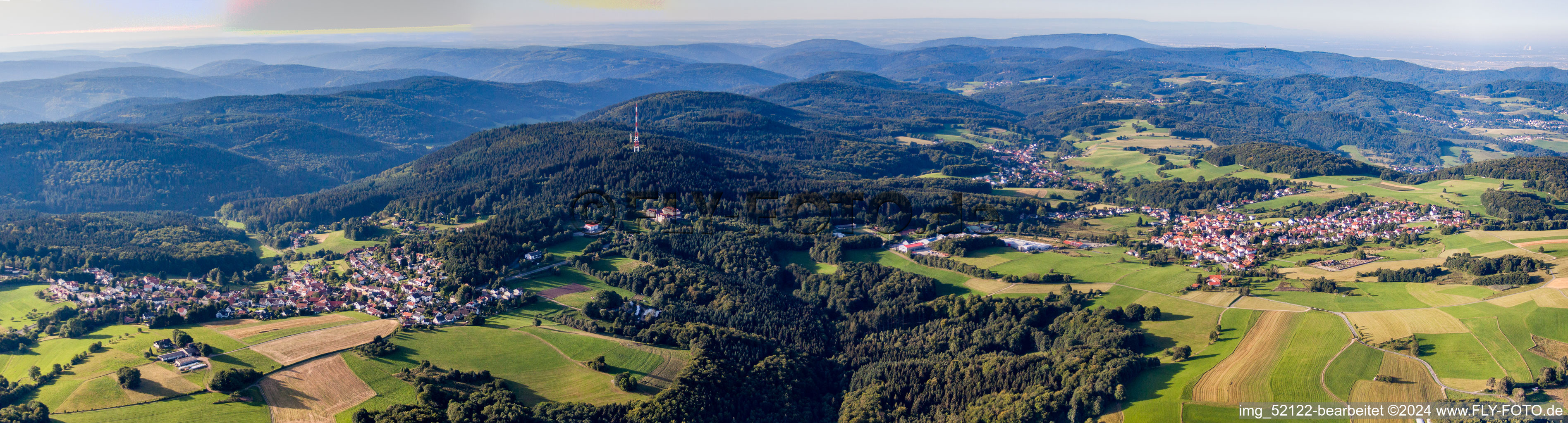 Panorama Perspektive der Wald und Berglandschaft des Odenwald im Ortsteil Siedelsbrunn in Wald-Michelbach im Bundesland Hessen, Deutschland