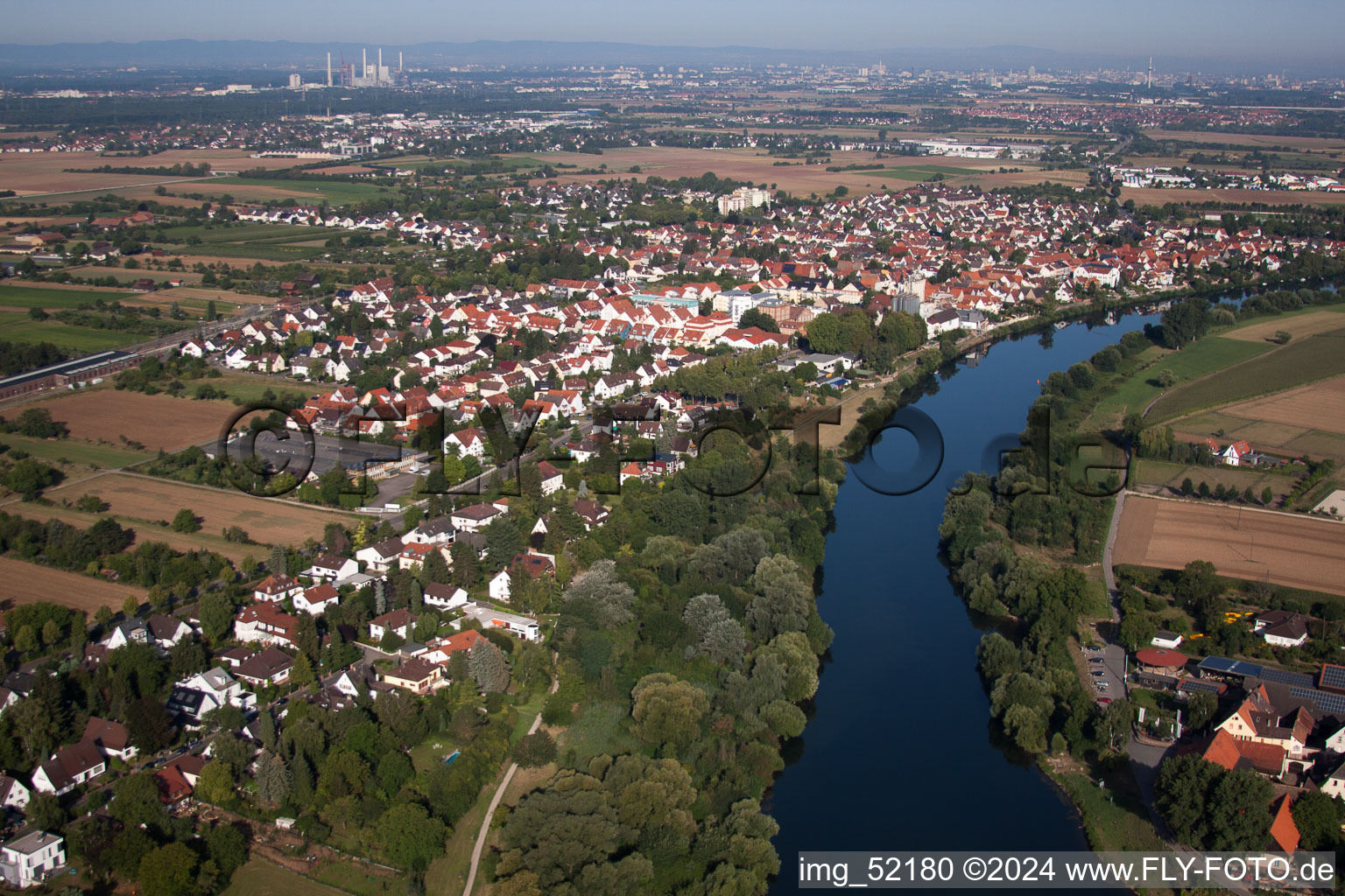 Ortschaft an den Fluss- Uferbereichen des Neckar im Ortsteil Edingen in Edingen-Neckarhausen im Bundesland Baden-Württemberg, Deutschland
