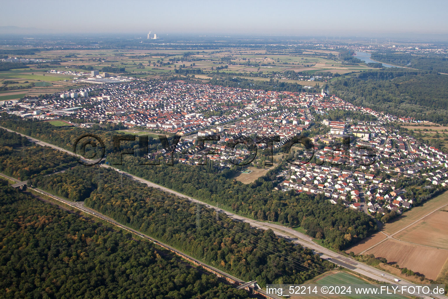 Ortsansicht der Straßen und Häuser der Wohngebiete in Ketsch im Bundesland Baden-Württemberg, Deutschland