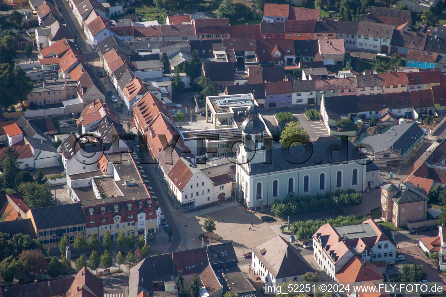 Luftbild von Kirchengebäude von St. Maria im Altstadt- Zentrum der Innenstadt in Philippsburg im Bundesland Baden-Württemberg, Deutschland