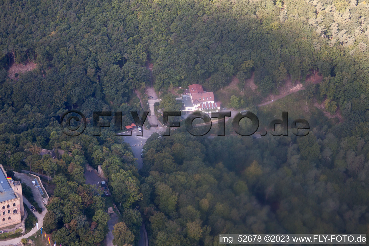 Ortsteil Diedesfeld in Neustadt an der Weinstraße im Bundesland Rheinland-Pfalz, Deutschland aus der Drohnenperspektive