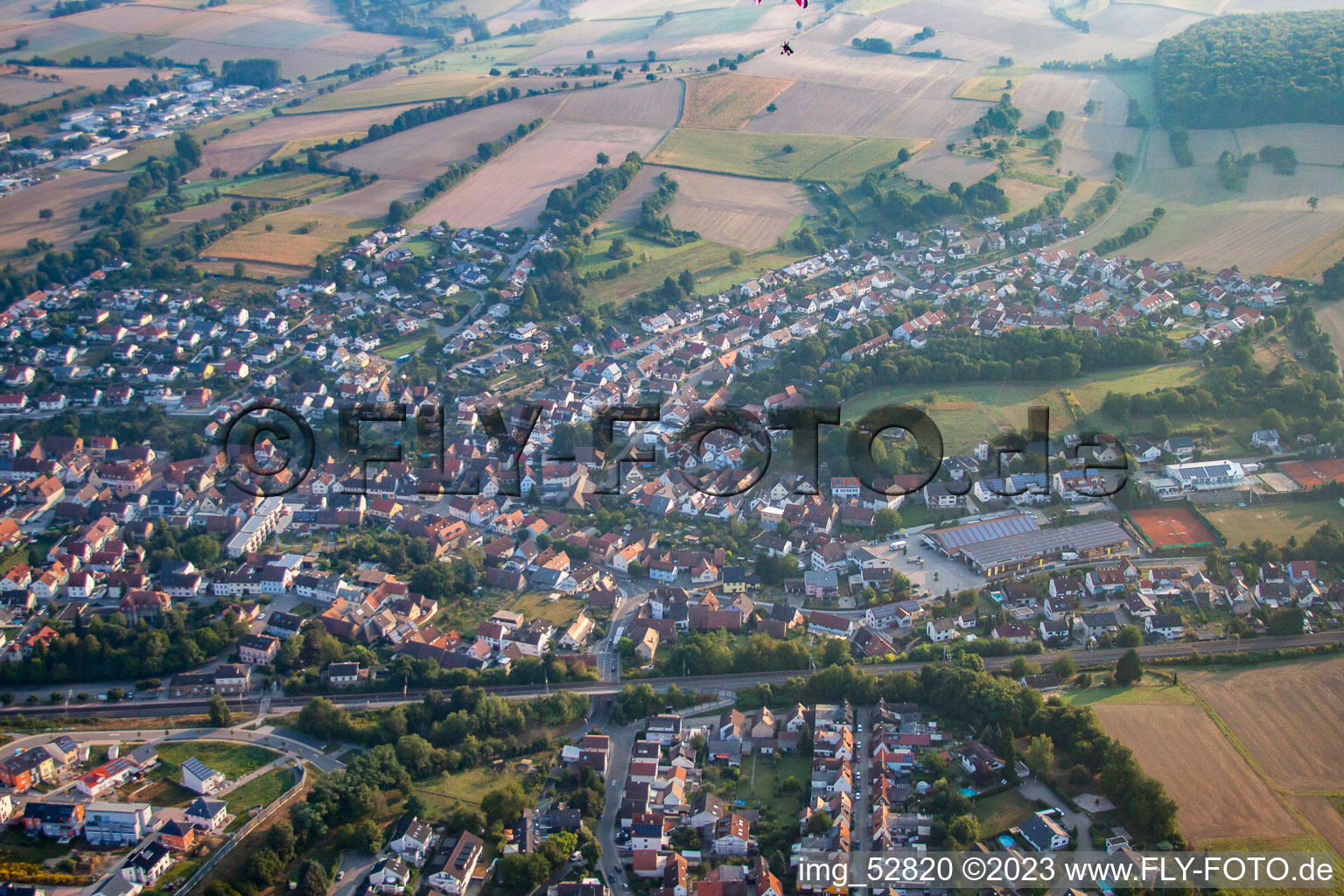 Ortsteil Jöhlingen in Walzbachtal im Bundesland Baden-Württemberg, Deutschland aus der Luft
