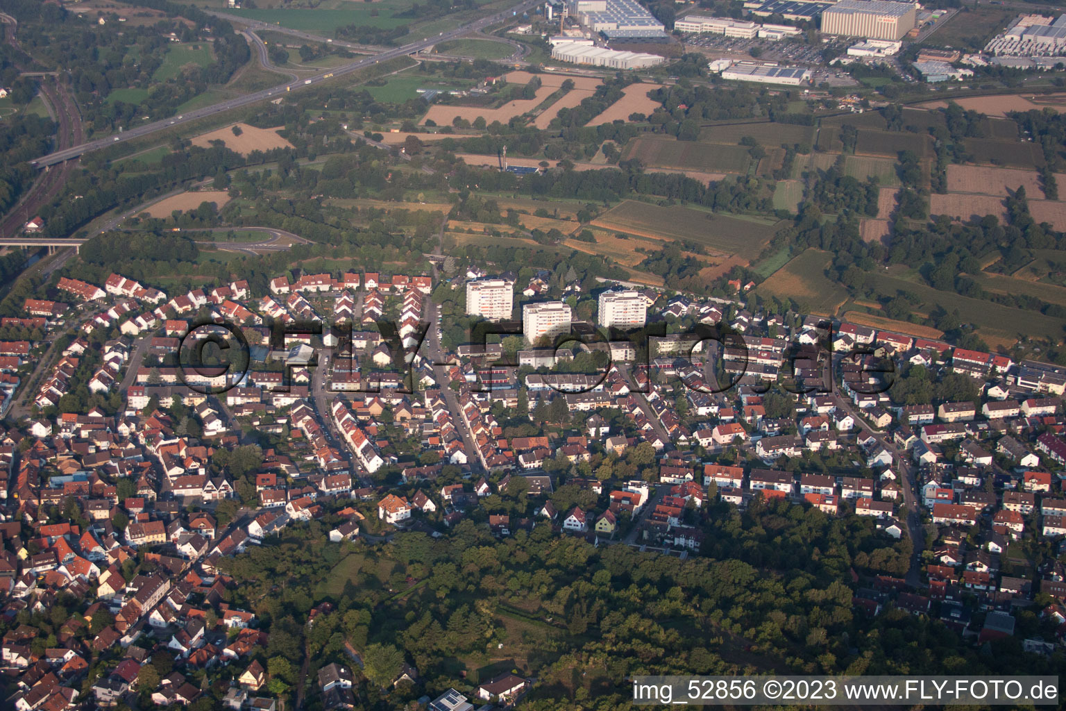 Luftaufnahme von Ortsteil Grötzingen in Karlsruhe im Bundesland Baden-Württemberg, Deutschland